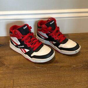 Boys Reebok Court Sneakers. Size 2